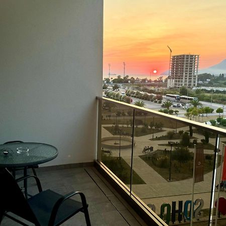 Suncoast Suites Бар Екстериор снимка