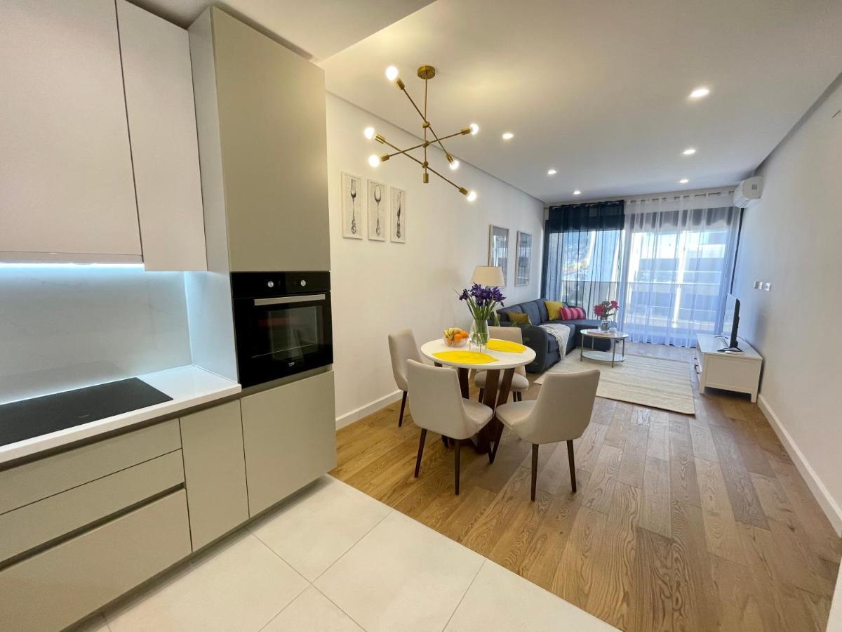 Suncoast Suites Бар Екстериор снимка