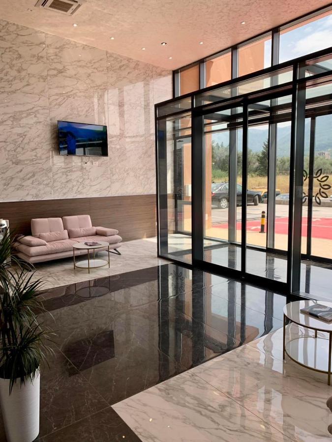 Suncoast Suites Бар Екстериор снимка